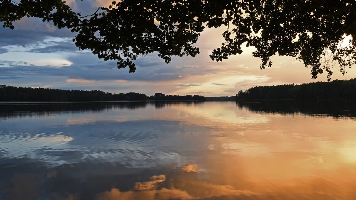 Rejsy motorówką po jeziorach augustowskich- zachód słońca nad jeziorem Białym